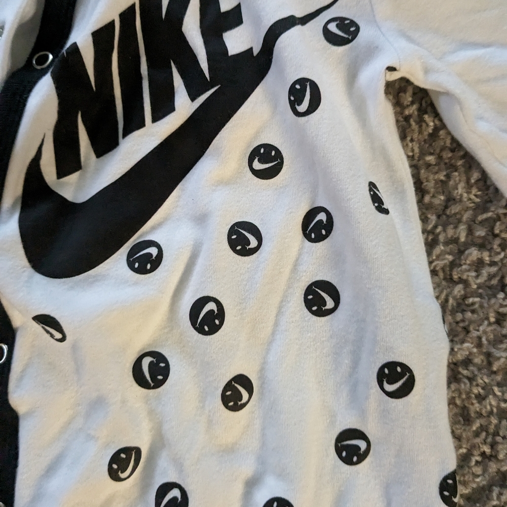 Nike - Picture 3 of 5
